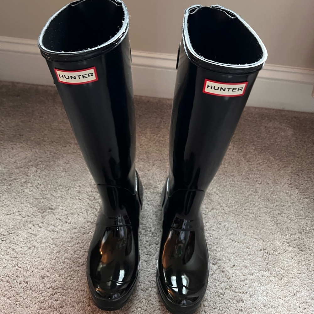 Hunter Womens Original Gloss Black Rain Boots. US Size 5. Comes With Boot Socks.